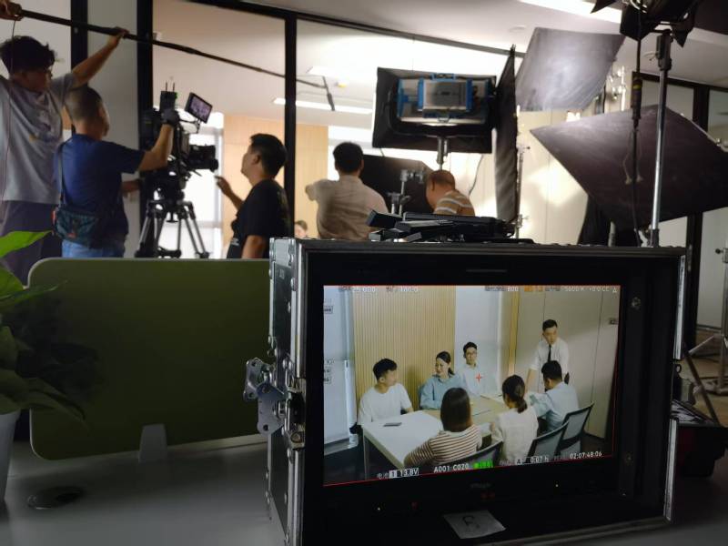 宝山区TVC拍摄公司：科技产品视觉化大师，诠释未来感与功能美学